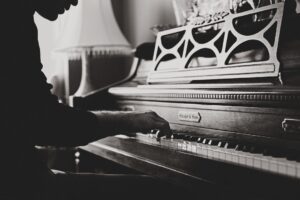 Piyano Albümü Gül Çimen: Eserlerin Özellikleri ve Dinleme Önerileri